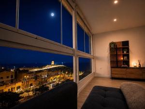 a living room with a view of a city at night at Luz y calma junto al mar in Lagos