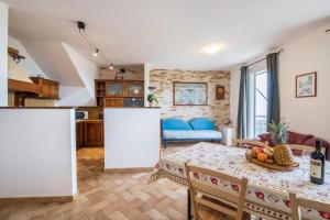 a kitchen and a living room with a table at Al Agave sotto in Toscolano Maderno