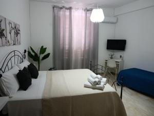 a bedroom with a bed with a towel on a tray at Casa Melf in Terrasini