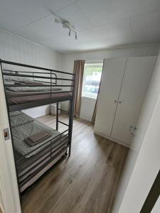 a room with two bunk beds and a closet at Hillegård 6E in Lærdalsøyri