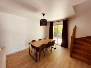 a dining room with a wooden table and chairs at La Guignicourtoise in Guignicourt