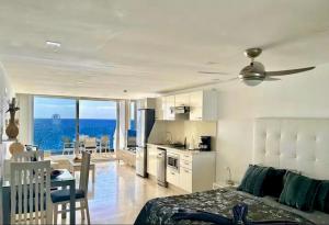 a room with a kitchen and a living room at Sunset Ocean Oceanvrent in Arguineguín