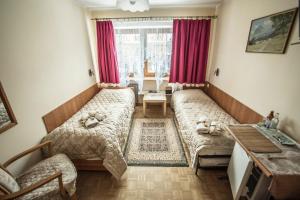 salon z łóżkiem i kanapą w obiekcie Wanda w Szczawnie Zdroju