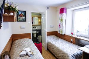 a small room with two beds and a window at Wanda in Szczawno-Zdrój