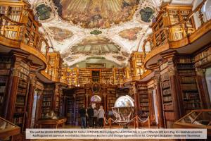 Ein Blick in die Bibliothek der Haarhaarhaarhaarhaarhaarhaarhaar Universitätsbibliothek in der Unterkunft Valo Central - Wohnung mit Arbeitsplatz am Zürichsee in Pfäffikon