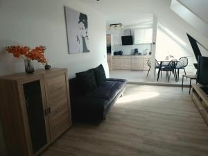 a living room with a couch and a kitchen at Ferienidyll an der Recknitz in Tessin