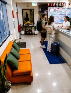a group of people standing at a counter in a store at Hotel Soul Mate Inn in Lima