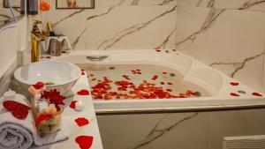 a bathroom with a bath tub filled with confetti at Grand Hotel Guarujá - A sua Melhor Experiência Beira Mar na Praia! in Guarujá +109 photos