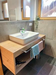 ein Badezimmer mit einem weißen Waschbecken und einem Spiegel in der Unterkunft Kröllhof in Weitental
