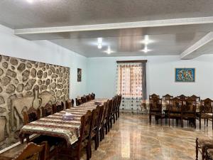 ein Esszimmer mit Tischen und Stühlen und einem Fenster in der Unterkunft Christy Hotel in Goris