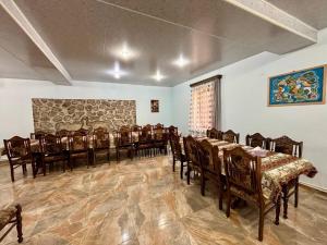 ein Esszimmer mit Holztischen und Stühlen in der Unterkunft Christy Hotel in Goris + 63 Fotos