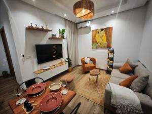 a living room with a couch and a table at Palm Paradise in Sukrah