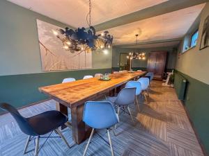 a dining room with a long wooden table and chairs at Großlangenfeld in Großlangenfeld