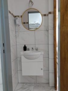 a bathroom with a sink and a mirror at Annie in La Falda