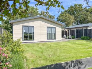 a small house with a yard with a grass yard at De Zwaluw in Heiloo