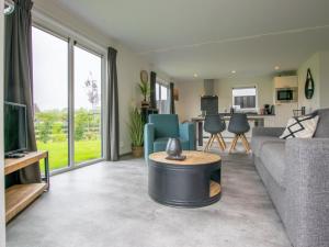 a living room with a couch and a table at De Huismus in Heiloo