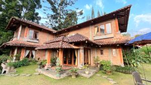 a large house with a large yard in front of it at Villa Kay Serenity in Sampal 2