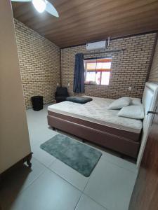 ein Schlafzimmer mit einem großen Bett und einem Fenster in der Unterkunft Mar e lar e lazer in Pinheira + 19 Fotos
