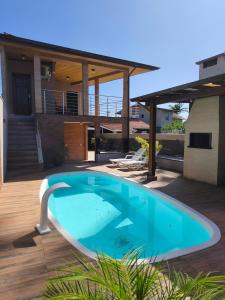 ein Swimmingpool vor einem Haus in der Unterkunft Mar e lar e lazer in Pinheira