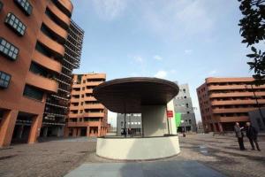 eine Skulptur mitten in einer Stadt mit Gebäuden in der Unterkunft Appartamento Sole in centro a Bologna WI-FI Fibra in Bologna