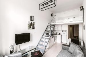 ブダペストにあるFirst at Andrassy Apartmentのリビングルーム(ロフトベッドへのはしご付)
