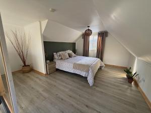 a bedroom with a bed in a attic at Yucca Lodge en Colbún in Colbún