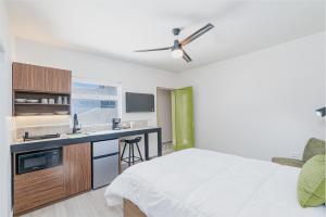 a bedroom with a bed and a kitchen with a counter at Casa Verde in Monterrey