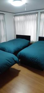 two blue pillows sitting on the floor in a bedroom at 桜庵 sakura an in Hatsukaichi +12 photos