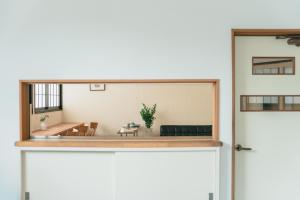 ein Wohnzimmer mit einem großen Spiegel über der Tür in der Unterkunft Hagi micro hotel in Gero + 55 Fotos