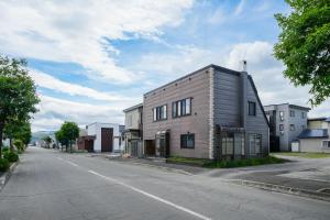 ein Haus an der Straßenseite in der Unterkunft Violet Garden in Furano
