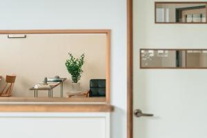eine offene Tür zu einem Wohnzimmer mit einem Tisch in der Unterkunft Hagi micro hotel in Gero