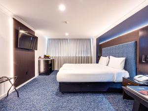 a hotel room with a bed and a television at Mercure Wellington Abel Tasman in Wellington