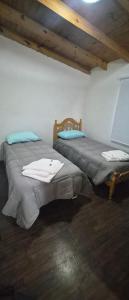 two beds sitting next to each other in a room at Depto El Mirador in Plaza Huincul