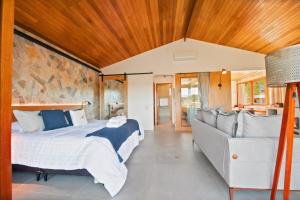 a bedroom with a bed and a couch at Casa ALPIN in São José dos Campos +56 photos
