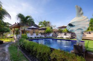a swimming pool with a statue of a fish at Blue Lagoon Secret Villas in Nusa Lembongan