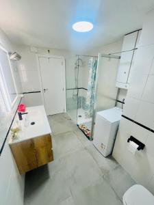 a bathroom with a shower and a sink and a toilet at Alicante Garden & BBQ - Estudio adosado con Jardín, Parking Privado y Relax Total in Alicante +15 photos
