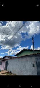 a view of a building with a blue sky and clouds at Custo benefício Piri in Pirenópolis