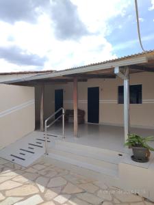 a house with a porch with blue doors at Custo benefício Piri in Pirenópolis