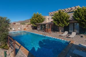 eine Villa mit Swimmingpool und einem Haus in der Unterkunft Sea-Sunset Views Villa Lefkothea with Private Pool near Elafonissi in AmigdhalokeFálion + 16 Fotos