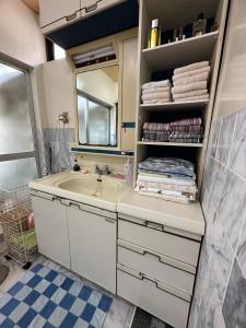 a bathroom with a sink and a mirror at 空港近くの温泉宿 翻車魚庵 in Kirishima +21 photos