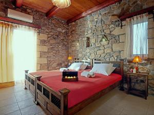 Posteľ alebo postele v izbe v ubytovaní Sea-Sunset Views Villa Lefkothea with Private Pool near Elafonissi + 16 fotografií