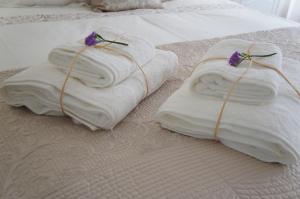 twee handdoeken op een bed met bloemen erop bij Apartamento La Judería de San Clemente in Sevilla