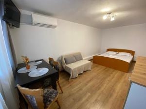 a small room with a bed and a dining table at Casa Valy in Orşova
