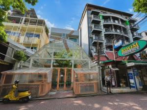 a scooter parked in front of a building at Lazy Sunday Khaosan Hotel in Bangkok +147 photos