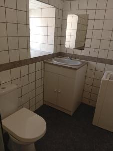 a bathroom with a toilet and a sink at Petit studio in La Souterraine