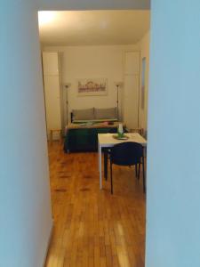 Habitación con cama, mesa y mesa. en Clear and Cheap, en Bari