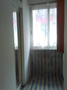 Habitación con ventana y suelo a rayas en Clear and Cheap, en Bari