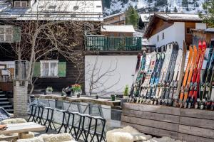 a bunch of skis are lined up against a building at Ski Hotel Mondschein 1739 in Stuben am Arlberg