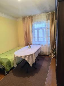 a small room with a table and a window at Avaxil Pirqulu in Avaxıl