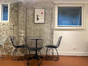 a room with chairs and a picture of a woman holding a heart at Hotel Le'O in Seoul